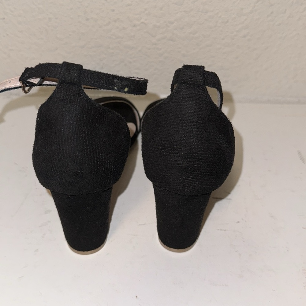 Heels - Picture 2 of 3